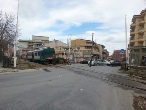 1390924731-1-ragusa-il-treno-passa-ma-le-sbarre-restano-alzate