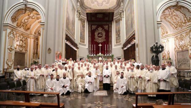 prima lettera pastorale vescovo la Placa con i presiteri