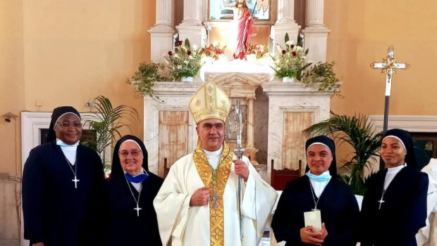 Suore vescovo La Placa