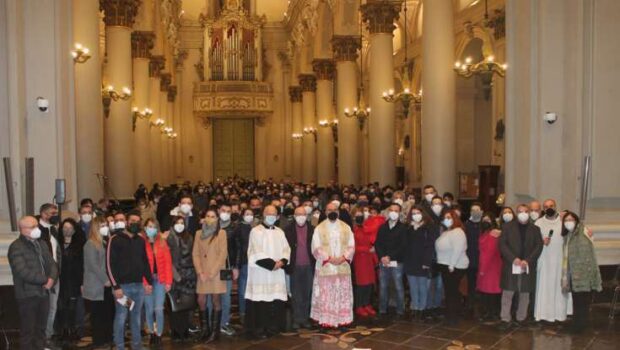 vescovo Giuseppe con pastorale familiare famiglia